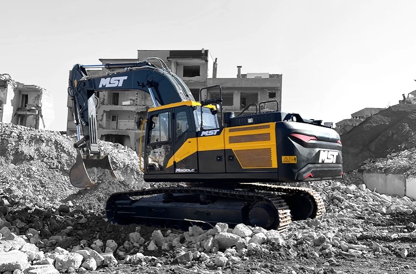 MST M300LC’de hidrolik sistem komponentleri ve filtreler kolay ulaşılabilecek ayrı bir bölmede toplanmıştır.